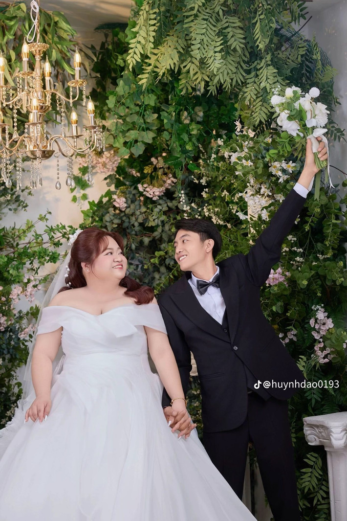 Hình ảnh về đám cưới của cặp đôi Huỳnh Đào (30 tuổi, TPHCM) và Lê Anh Tú (27 tuổi, Lâm Đồng) mới đây khiến cộng đồng mạng dậy sóng vì bởi sự chênh lệch đáng kể về vóc dáng giữa cô dâu và chú rể.