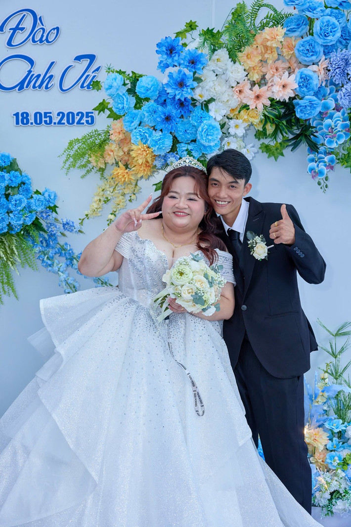 Sự nổi tiếng trên mạng xã hội cũng đồng nghĩa với việc phải đối mặt với những bình luận trái chiều. Bên cạnh những lời chúc phúc, khen ngợi, Đào cũng nhận được nhiều comment khiếm nhã như "gu cậu này mặn thật", "chú rể lấy vợ để xóa nợ chăng?", "cưới cô này về tốn gạo"..