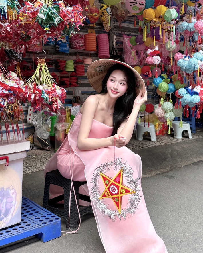 Trong từng khung hình, Karty Chang tự nhiên tương tác với những chiếc đèn lồng giấy, đèn ông sao truyền thống – linh hồn của ngày Tết Trung Thu. (Ảnh: FBNV)