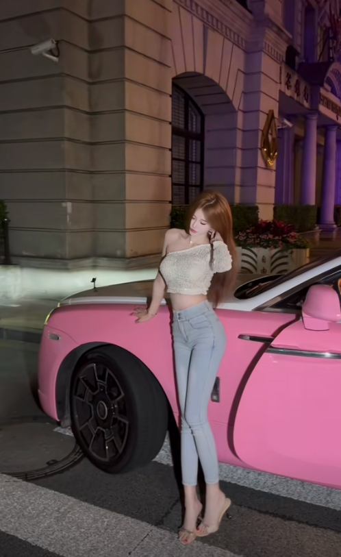 Rất nhanh sau đó, nhiều người cũng đã nhận ra UBB chính là một hot girl nổi tiếng trên Douyin với cuộc sống được ví như tiểu thư hàng đầu Thượng Hải.