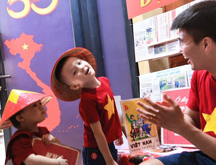 Hành động này của vợ chồng Duy Mạnh - Quỳnh Anh và Văn Quyết - Huyền Mi được netizen khen hết lời. (Ảnh: FB Đỗ Duy Mạnh)