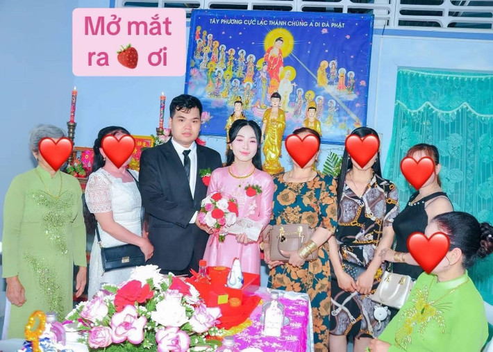 Ngay từ cái nhìn đầu tiên, người xem đã có thể nhận ra những nét đặc trưng của phong cách ảnh cưới "ngày xưa": từ cách tạo dáng cứng nhắc, nụ cười có phần gượng gạo, cho đến màu sắc ảnh, cách chỉnh sửa hình ảnh, đều gợi nhớ về những cuốn album cũ kỹ của thế hệ 8x, 9x đời đầu.
