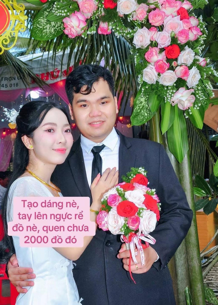 Cộng đồng mạng đã không ngừng đưa ra những bình luận hài hước về bộ ảnh này: "Nhìn ảnh mà tưởng quay ngược thời gian về 20 năm trước", "Đúng là phong cách ảnh cưới bố mẹ mình ngày xưa rồi, không lệch đi đâu được", "Dù là năm 2025 nhưng bộ ảnh này đã thành công đưa mình về quá khứ", "không biết nên khóc hay nên cười".