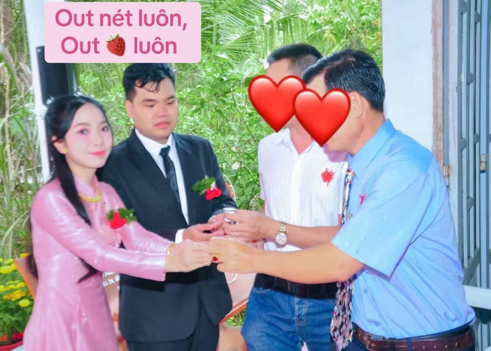 Đặc biệt, cách cô dâu chú rể tạo dáng, như chú rể vòng tay qua eo cô dâu, hay cô dâu e ấp cầm bó hoa, đều là những "thủ thuật" quen thuộc của các studio ảnh thời đó.