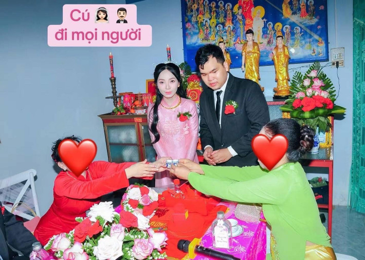 Những bức ảnh được chụp trong nhà với phông nền đậm nét cổ điển, hay những bức ảnh ngoại cảnh giản dị với cây cối xung quanh, đều khiến nhiều người liên tưởng đến bối cảnh quen thuộc của các đám cưới thời những năm 2000.