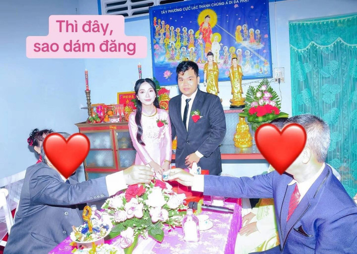 Trong khi xu hướng ảnh cưới hiện đại ngày càng chú trọng sự tinh tế, tối giản, hay những góc chụp nghệ thuật, sáng tạo, thì bộ ảnh này lại đi ngược hoàn toàn với số đông.