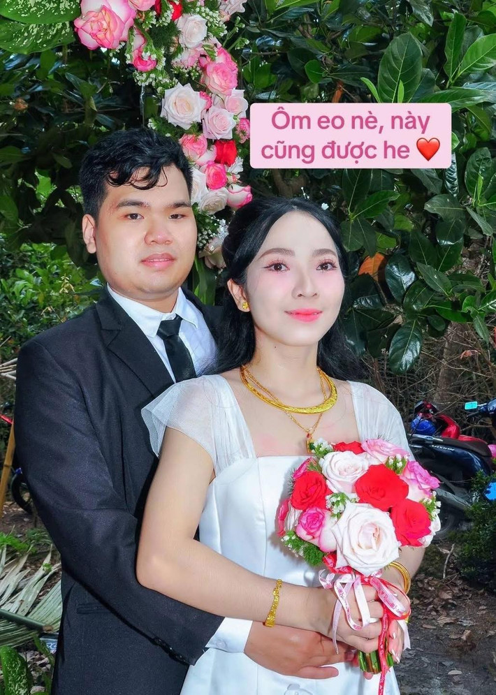 Cô dâu cũng bày tỏ sự tích cực khi chia sẻ bộ ảnh: "Không sao đâu mọi người ơi, cũng là một kỷ niệm đáng nhớ mà".
