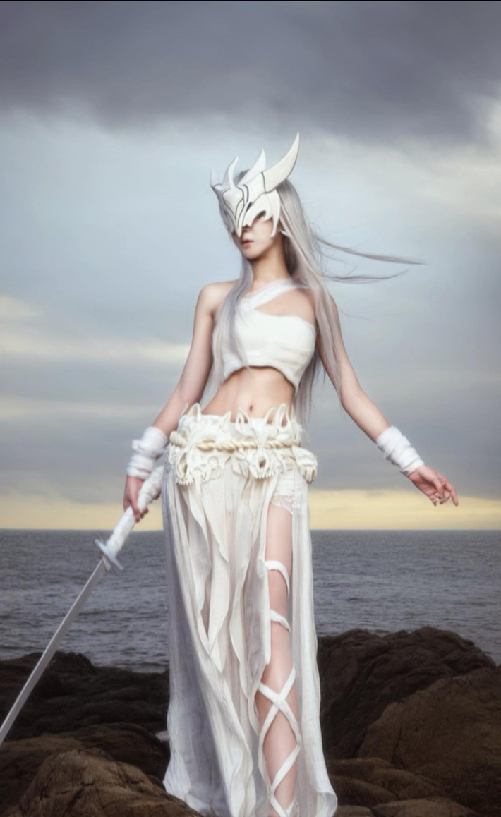 Tuy nhiên, một nữ coser xinh đẹp và tài năng gần đây đã gây chú ý khi lên tiếng bày tỏ mong muốn người hâm mộ dừng việc tán tỉnh, đồng thời tự nhận mình ở ngoài đời không "lung linh" như trên mạng.