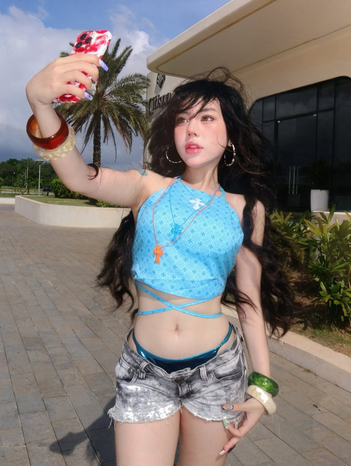 Không chỉ gây ấn tượng với trang phục, Bảo Khuyên Susan còn "ghi điểm" với thần thái tự tin, biểu cảm cuốn hút cùng mái tóc đen dài và lớp trang điểm tươi tắn. Cô nàng tạo dáng tự nhiên trên nền khung cảnh ngoại cảnh tràn ngập nắng, tạo nên những bức hình chất lượng cao, "đốt mắt" người xem.