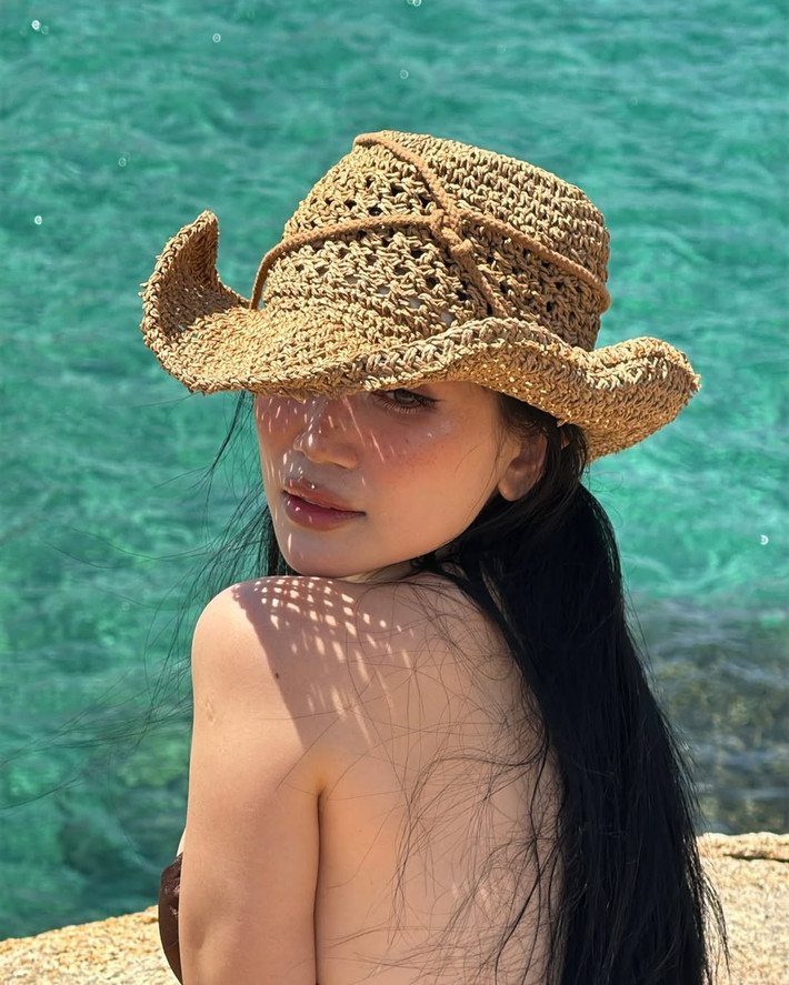 Dù là một góc cận cảnh, nữ ca sĩ vẫn hút hồn với thần thái chuẩn "high fashion".