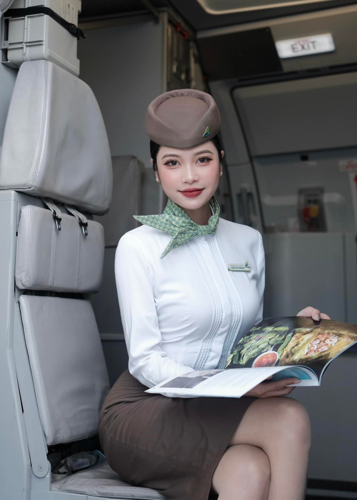 Hình ảnh Nguyên Thảo nghiêm túc, chỉn chu trong bộ đồng phục bay cùng gương mặt khả ái, nụ cười rạng ngời luôn mang đến hình ảnh tích cực mỗi khi xuất hiện. (Ảnh: FBNV)