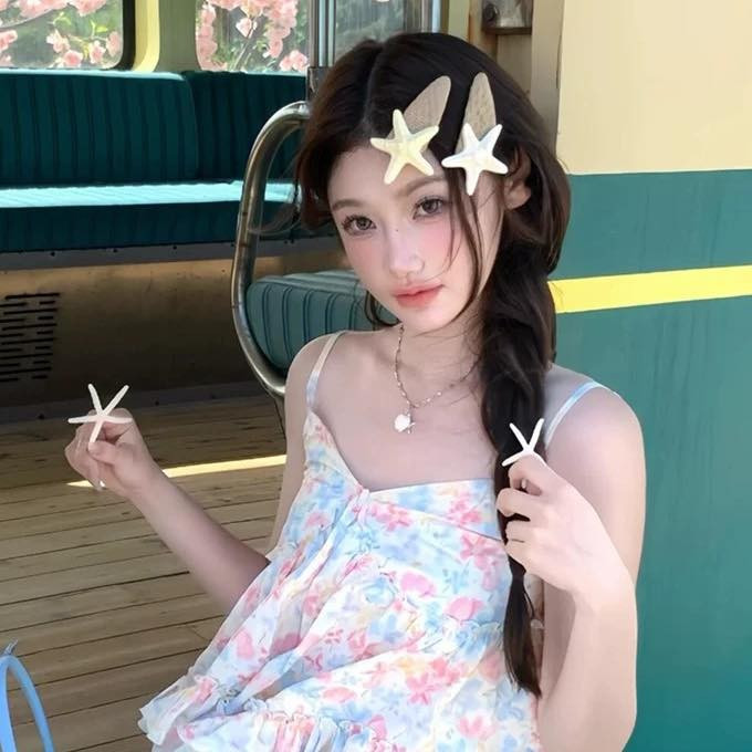 Sự lên ngôi của những mẫu kẹp tóc đi biển độc đáo này cho thấy xu hướng làm đẹp của giới trẻ ngày càng chú trọng đến từng chi tiết nhỏ, biến phụ kiện tóc trở thành một phần không thể thiếu để thể hiện cá tính và phong cách riêng trong mùa du lịch.
