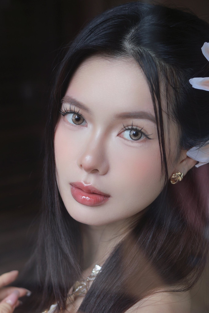Phong cách của Yên Đan khá đa dạng, từ nữ tính, ngọt ngào trong các bộ ảnh "nữ thần" đến cá tính, sắc sảo trong những shoot hình thời trang.