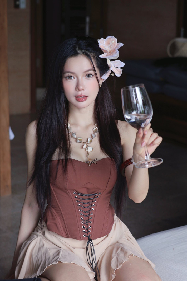 Đỗ Yên Đan sở hữu nhan sắc cuốn hút với vẻ đẹp trong trẻo, tinh khôi nhưng không kém phần gợi cảm.