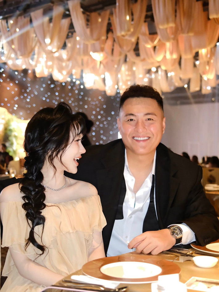 Chồng của Vân Tiny là Fabo Nguyễn (sinh năm 1987), một "rich kid" thứ thiệt ở Sài Gòn.