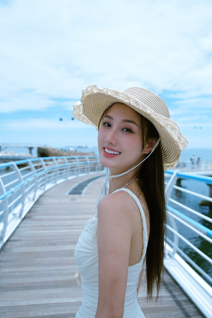 Hoàng Khánh Ly, nữ diễn viên trẻ sinh năm 1998 đến từ Nghệ An, là một gương mặt quen thuộc với khán giả Việt qua nhiều vai diễn ấn tượng trên truyền hình, đặc biệt là từ như vai Lê trong "Đi giữa trời rực rỡ". Biệt danh "hot girl ở trọ" cũng từ đó gắn liền với cô nàng. (Ảnh: FBNV)