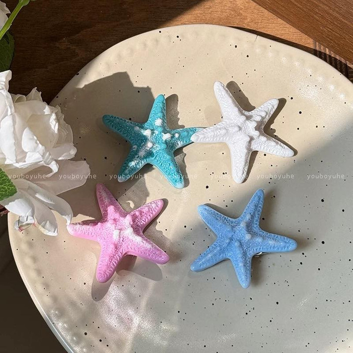 Màu sắc thường là xanh dương, xanh ngọc hoặc các gam màu pastel tươi sáng.