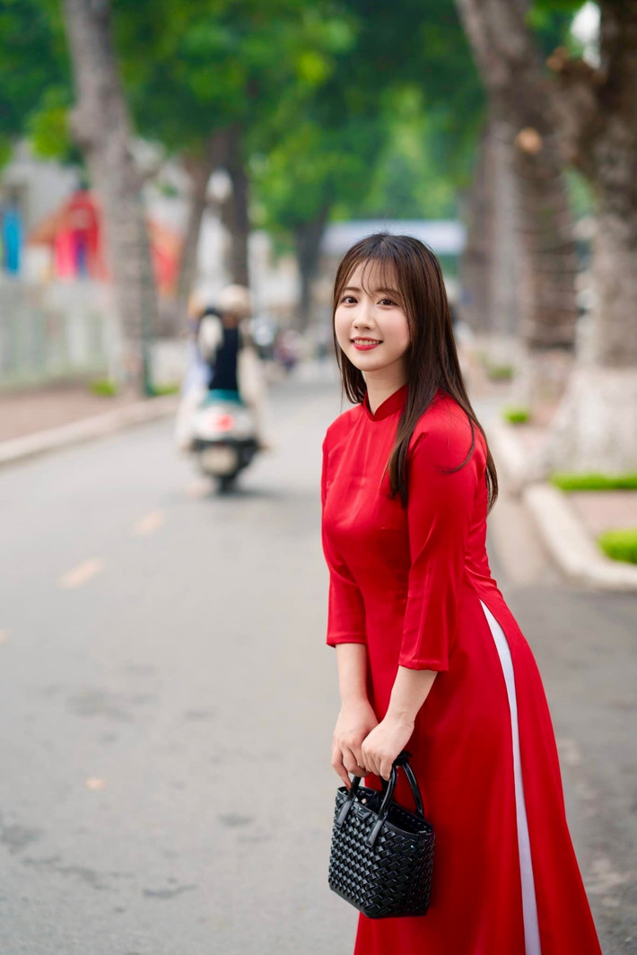 Với tuổi đời còn trẻ và sở hữu gương mặt xinh xắn, Sao Mai thường bị nhầm là sinh viên. (Ảnh: FBNV)