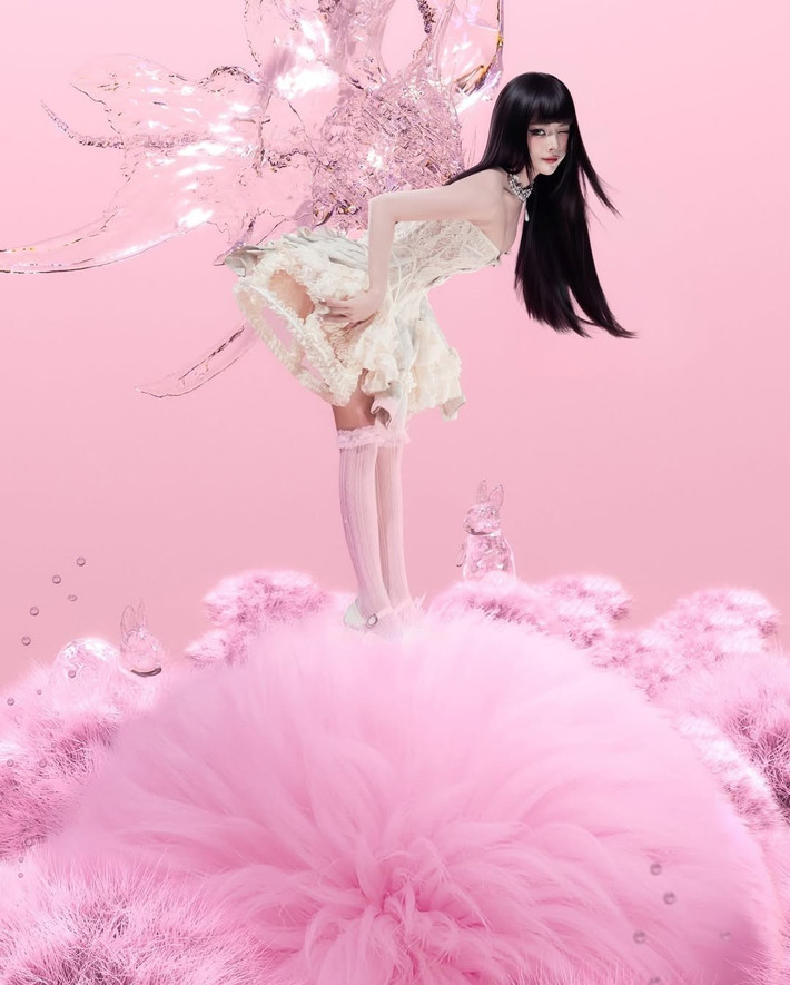 Tông màu hồng pastel xuyên suốt concept tạo nên một không gian mộng mơ, tôn lên làn da trắng sứ và đường nét gương mặt sắc sảo của nữ DJ.