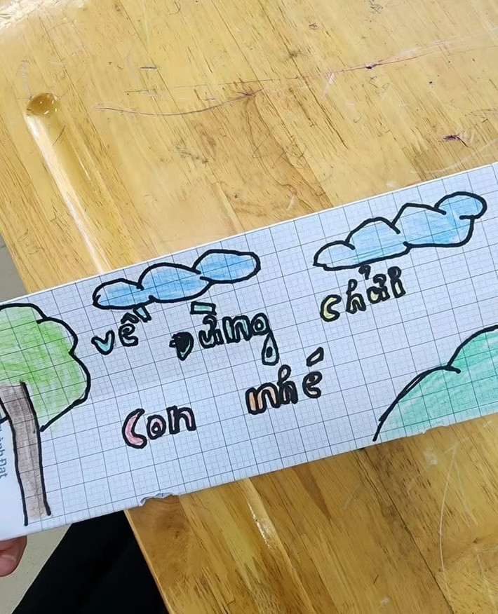 Dù mỗi bức thư có một giọng điệu riêng – từ năn nỉ, nịnh nọt, đến pha trò – nhưng tất cả đều cho thấy một điều: các em học sinh vừa sợ họp phụ huynh, vừa mong muốn được cha mẹ cảm thông, yêu thương – dù điểm cao hay thấp.