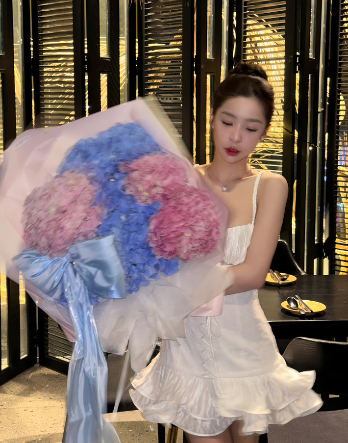 Mái tóc búi cao cùng phong cách trang điểm nhẹ nhàng càng làm nổi bật nhan sắc "mong manh như pha lê" của cô.