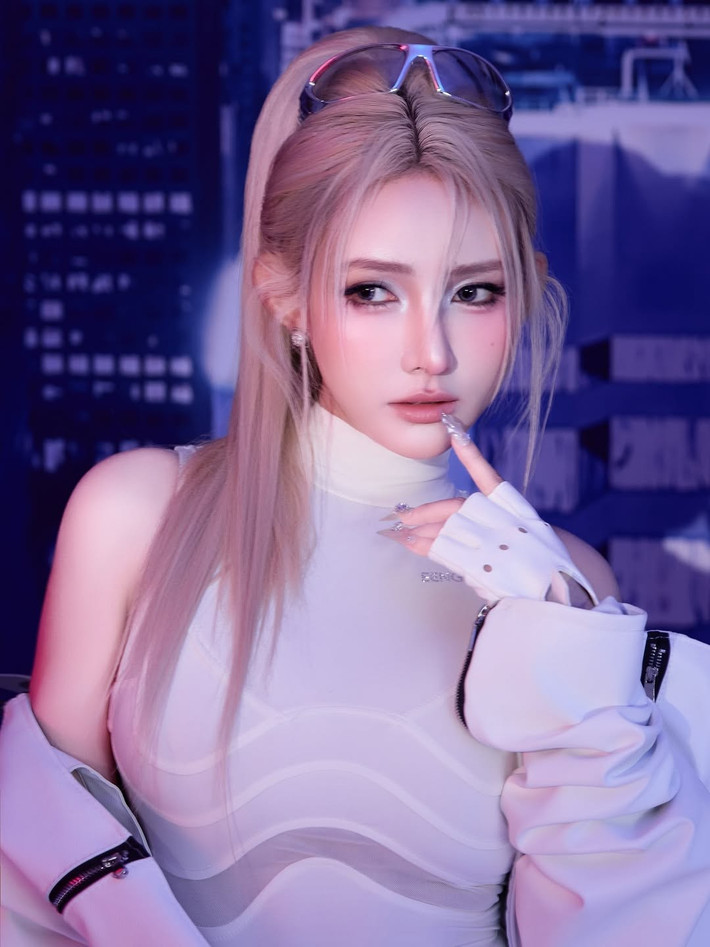 Trong loạt ảnh, Jenny Yến xuất hiện với mái tóc vàng óng được buộc cao gọn gàng, khoe trọn gương mặt thanh tú với những đường nét sắc sảo.