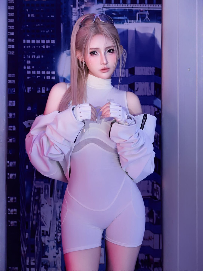 Những hình ảnh mới nhất của DJ Jenny Yến đã thực sự gây ấn tượng mạnh mẽ, khiến nhiều người không khỏi trầm trồ và thậm chí ngỡ như cô là một nhân vật AI bước ra từ thế giới ảo.