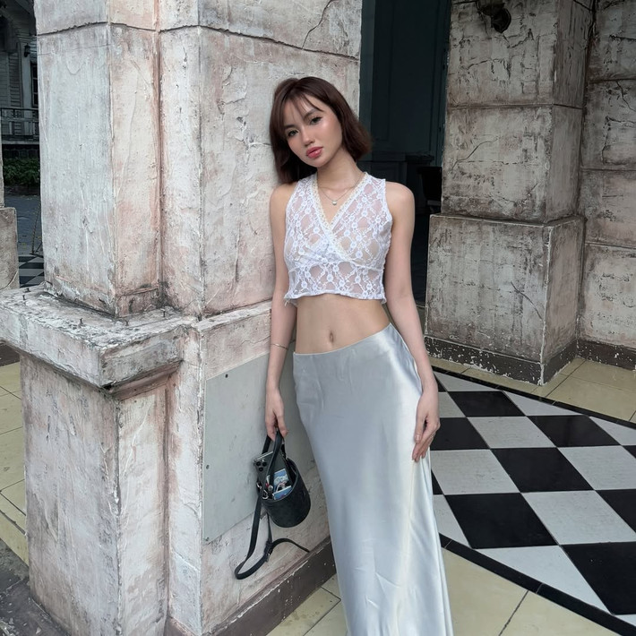 Thiên Ngọc Anh không ngại khoe đường cong cơ thể trong những bộ bikini ấn tượng hay những thiết kế cắt xẻ táo bạo. Cô cũng là người yêu thích sự phá cách với những màu tóc nổi bật, cá tính, tạo nên một hình ảnh đầy ấn tượng và khó quên