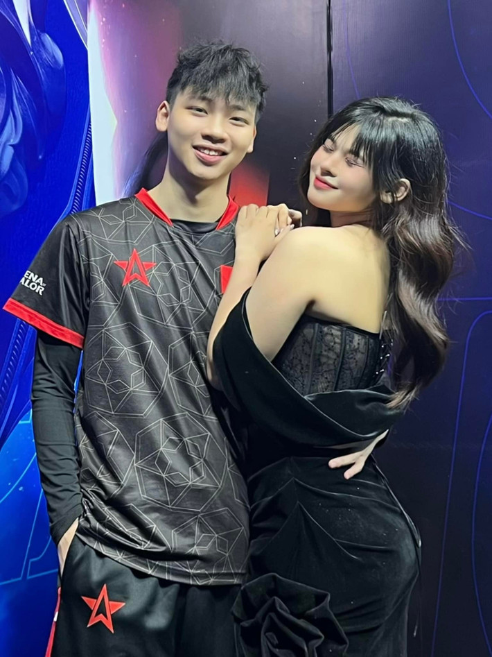 Mặc dù chuyện tình của cặp đôi từng có một thời gian gặp nhiều lời bình luận tiêu cực, tuy nhiên cả hai vẫn đồng hành cùng nhau. Trên trang cá nhân, cặp đôi cũng thường xuyên đăng tải những tình huống hài hước, những khoảnh khắc đời thường nhẹ nhàng mà ngọt ngào.