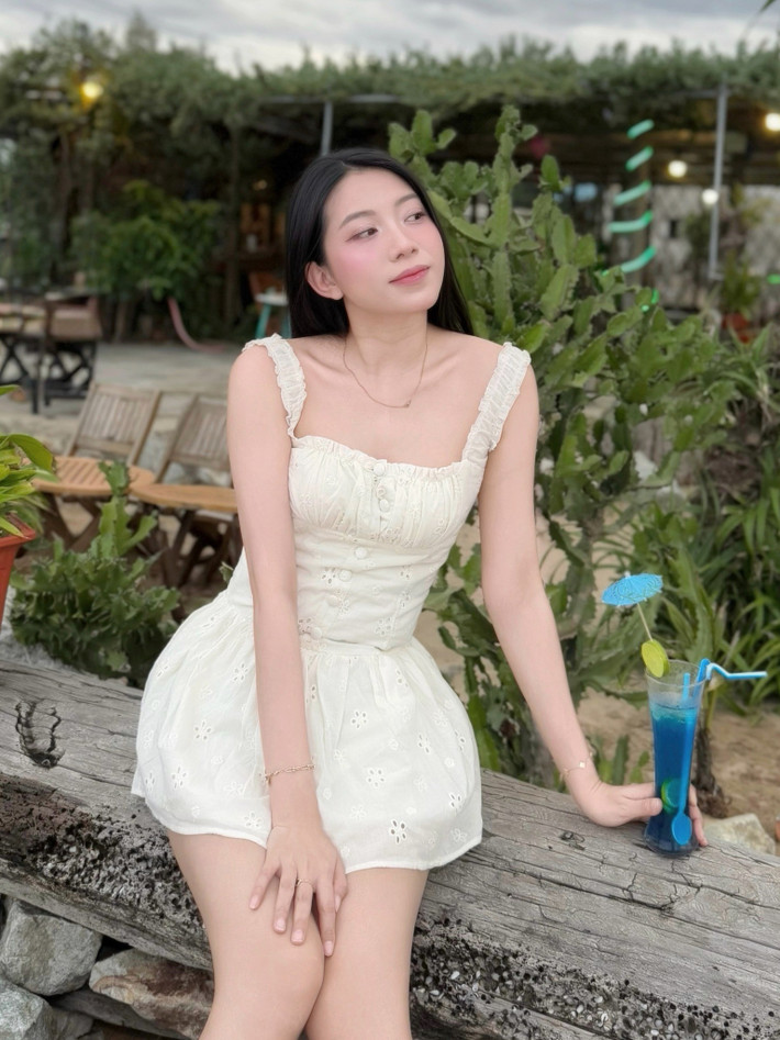 Nhiều người nhận xét rằng vẻ đẹp của Phương Dung không chỉ ngọt ngào mà còn mang một chút gì đó rất riêng, rất cuốn hút.