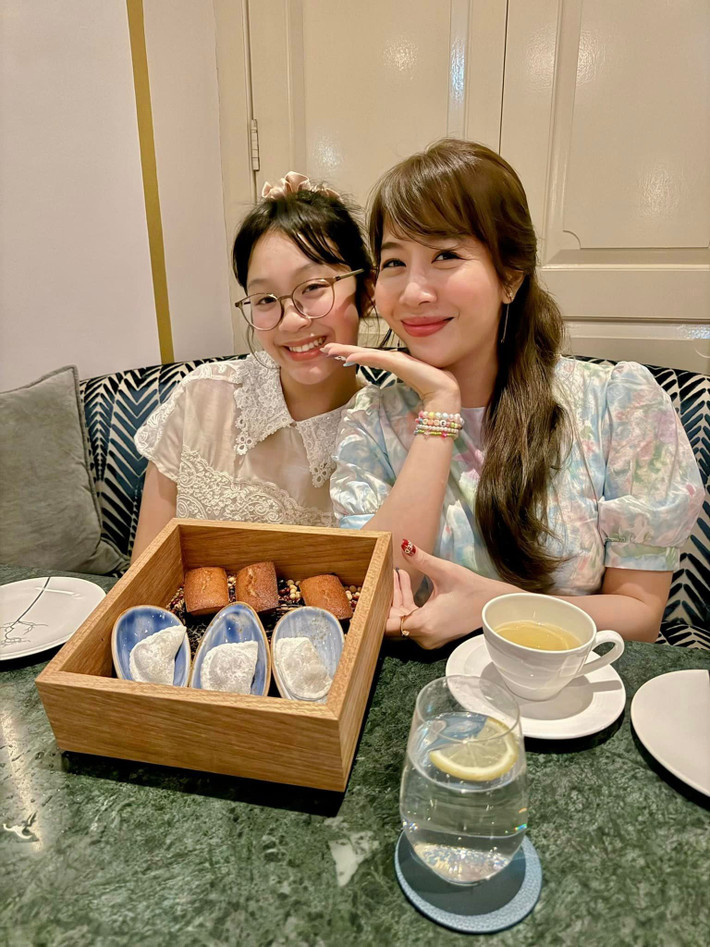 Trên trang cá nhân của mình, MC Diệp Chi hay chia sẻ những mẩu chuyện đời thường và hình ảnh giản dị của 2 mẹ con. Bé Sumo cũng có lượng fan hâm mộ đông đảo không kém người mẹ nổi tiếng.