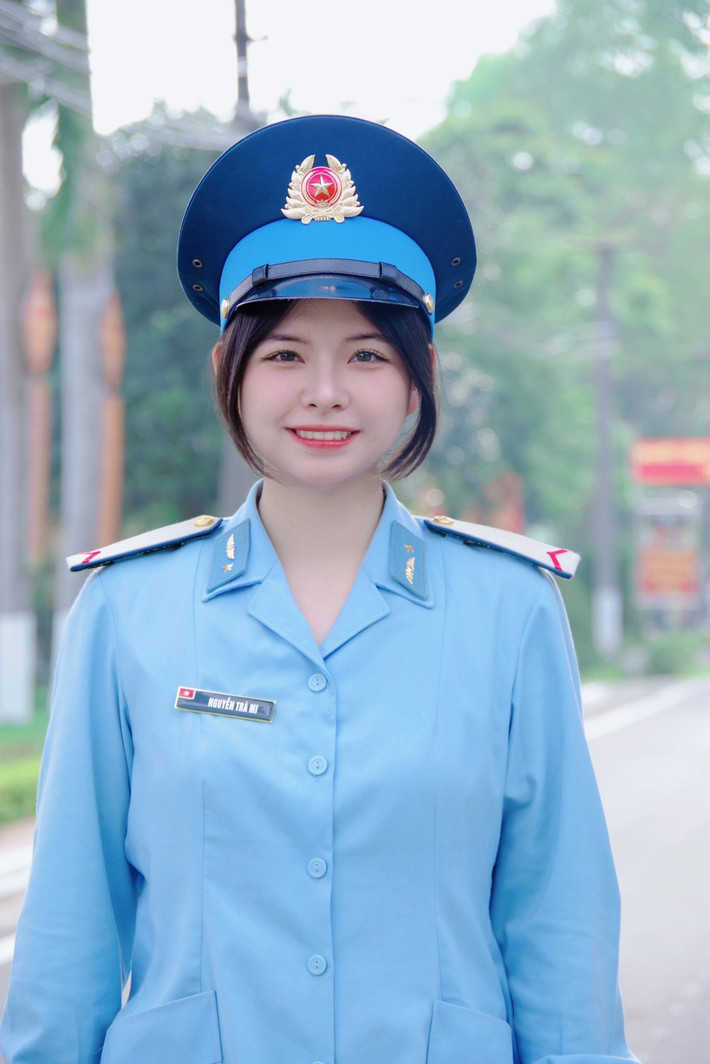 Được biết nhân vật chính trong bộ ảnh được lan truyền trên mạng xã hội nói trên là Nguyễn Trà Mi. Trà Mi hiện nằm trong đội ngũ hợp luyện cụm A80.
