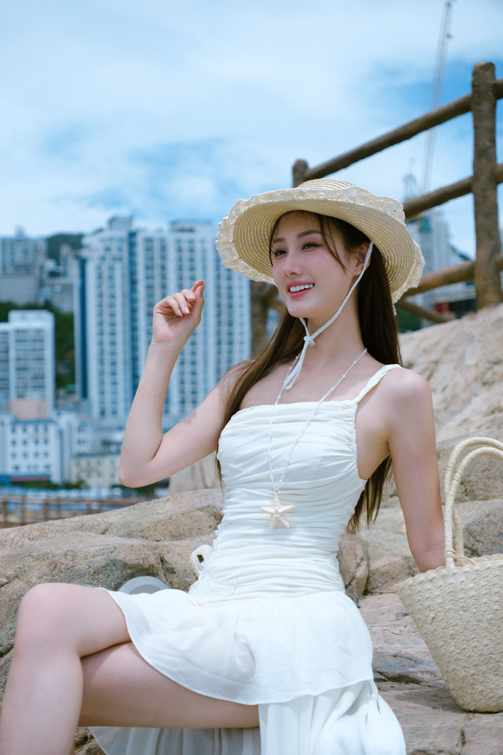 Cô được biết đến với phong cách ngọt ngào, thanh lịch và gần gũi, tạo thiện cảm với người hâm mộ ngay từ cái nhìn đầu tiên. (Ảnh: FBNV)