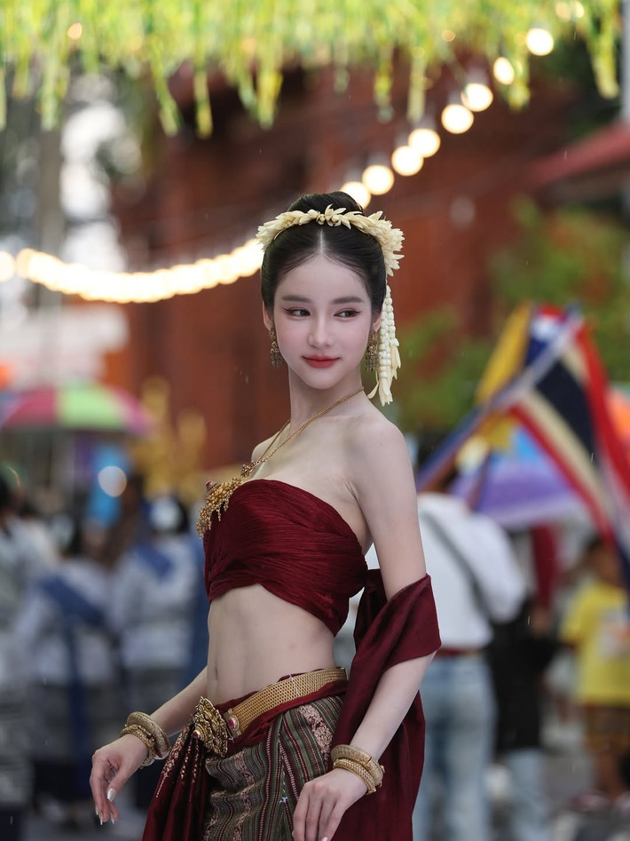 Cô búi tóc gọn gàng, cài một vòng hoa màu vàng nhạt, kết hợp với chuỗi hoa rủ xuống duyên dáng, mang lại vẻ ngoài thanh lịch và quý phái, khiến người hâm mộ không ngừng ví cô như một "nữ thần" hay "tiên nữ". (Ảnh: IGNV)