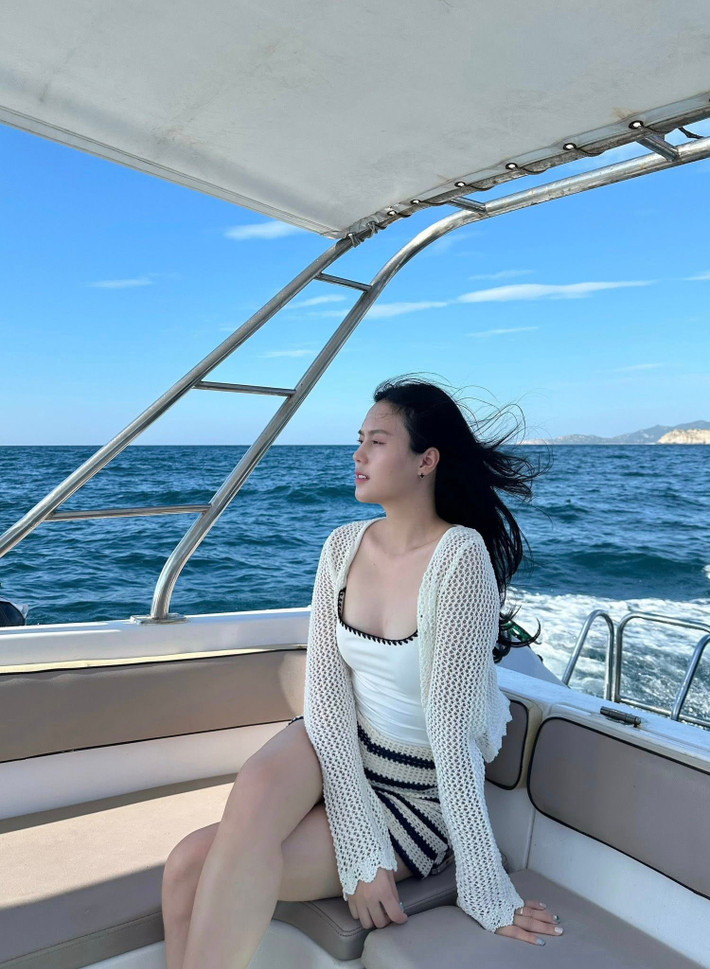 Lối trang điểm tự nhiên, với tông hồng đào nhẹ nhàng, kết hợp mái tóc thả xóa đơn giản giúp cô trông vừa trẻ trung vừa sang trọng.