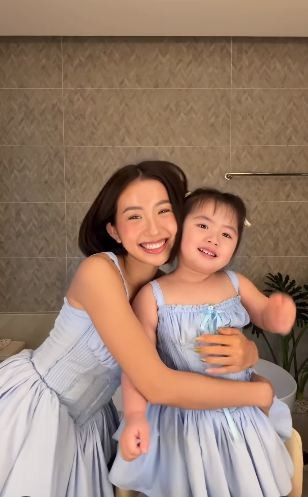 Tuy nhiên, "spotlight" của đoạn clip lại hoàn toàn thuộc về cô con gái nhỏ của Huyền 2k4. Với đôi mắt to tròn, long lanh và biểu cảm hồn nhiên, ngây thơ, bé con đã chinh phục trái tim của hàng nghìn cư dân mạng.
