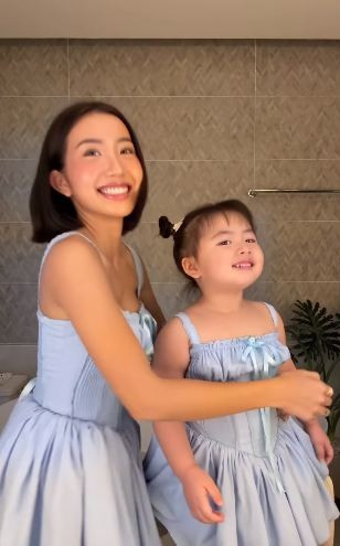 Hai mẹ con không chỉ có những động tác đáng yêu, bắt kịp xu hướng mà còn thể hiện sự ăn ý tuyệt vời.