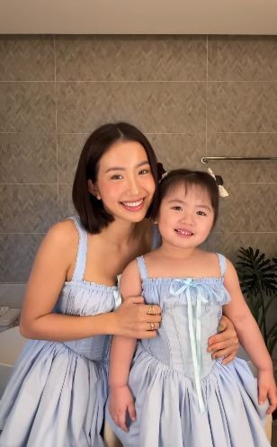 Trong đoạn clip đang được chia sẻ rộng rãi, Huyền 2k4 cùng con gái diện trang phục đôi tông màu xanh nhạt vô cùng ngọt ngào và đáng yêu.