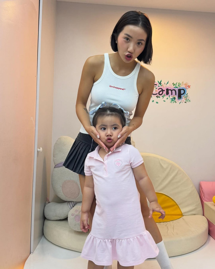 Từ khi công khai đã sinh con đầu lòng, Huyền 2k4 thường xuyên chia sẻ những khoảnh khắc hàng ngày bên con gái nhỏ. Cô nàng được nhận xét rằng dù còn nhỏ tuổi nhưng làm mẹ cực khéo, từ cách chăm chút bữa ăn cho con gái nhỏ đến cách dạy con.