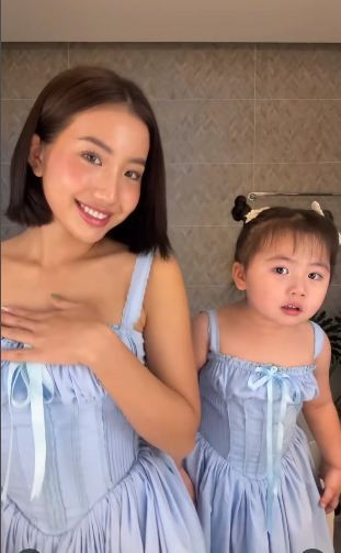 Mới đây, một đoạn clip ngắn vỏn vẹn chỉ hơn 10 giây ghi lại khoảnh khắc hai mẹ con Huyền 2k4 cùng "đu trend" trên mạng xã hội đã nhanh chóng "gây bão".