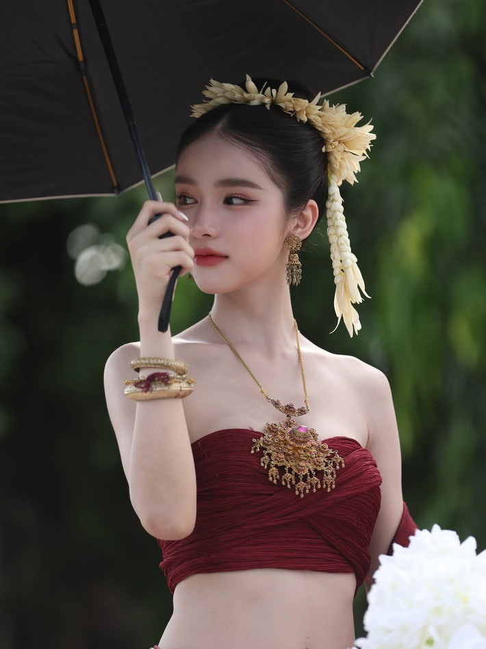 Loạt ảnh này được ghi lại khi Rinrada Thurapan tham gia vào Lễ hội Mãn chay (Ok Phansa), một nghi thức Phật giáo quan trọng đánh dấu sự kết thúc của ba tháng an cư kiết hạ. (Ảnh: IGNV)