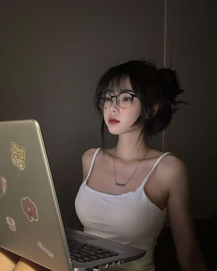 Cô nàng sở hữu gương mặt với những đường nét non nớt tựa như học sinh cấp 2. Nhờ vẻ ngoài nổi bật, cô nàng làm mẫu ảnh cho một số nhãn hàng thời trang.