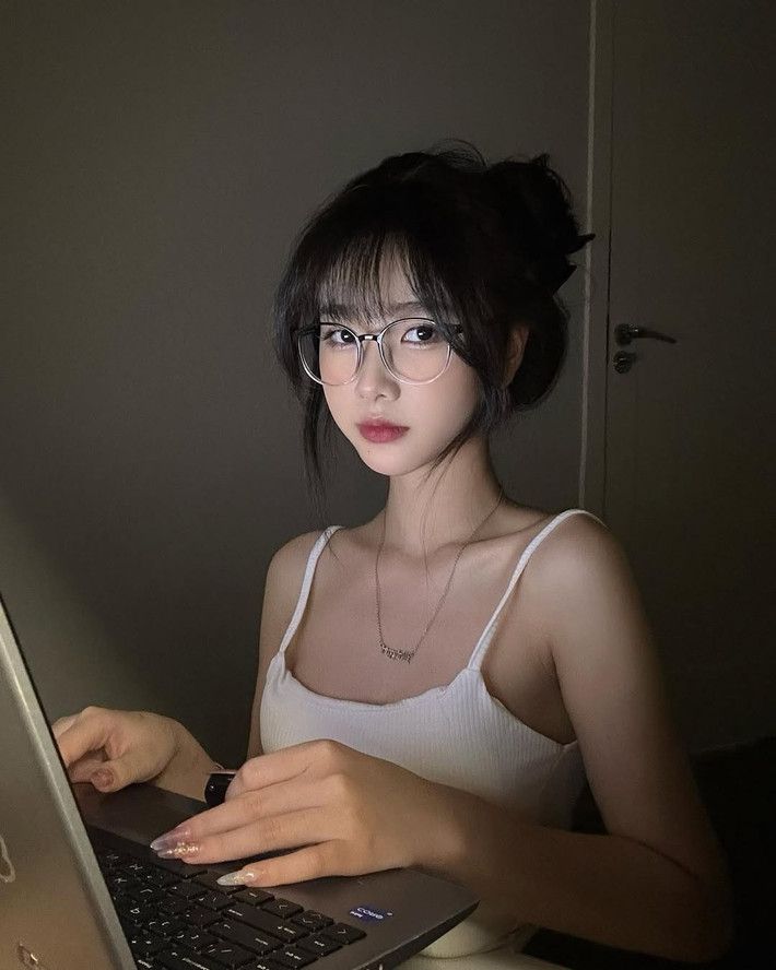 Diệu Linh được biết đến rộng rãi chỉ nhờ một tấm ảnh chụp với laptop. Những hình ảnh của cô nàng từng được chia sẻ khắp các diễn đàn gái xinh trên mạng xã hội, thậm chí nhiều người còn đăng tải video về "tip chụp ảnh với laptop" để có được tấm ảnh như Diệu Linh.