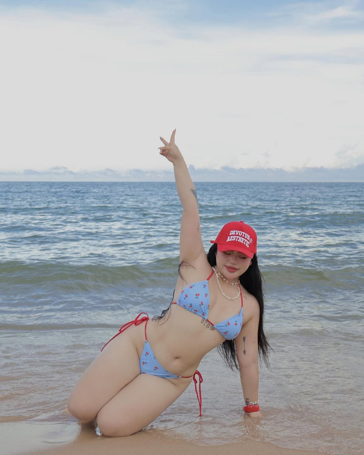 Nhờ khí chất riêng, cô nàng thường được mời làm mẫu ảnh cho nhiều hãng thời trang, trong đó có cả những hãng nội y. Dù đứng cùng những bạn mẫu dáng người mảnh mai, Hữu Vi cũng không ngại nếu bị đem ra so sánh về hình thể.