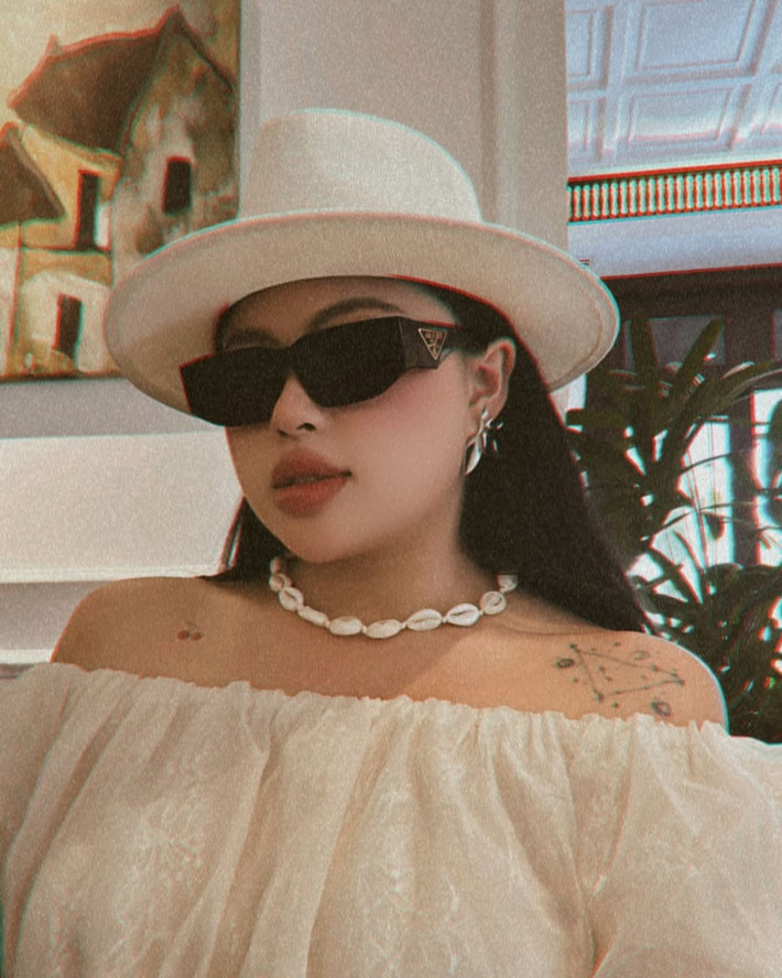 Trong những hình ảnh thường thấy, Hữu Vi có phong cách mặc quyến rũ. Cô chuộng nhất là các thiết kế body.
