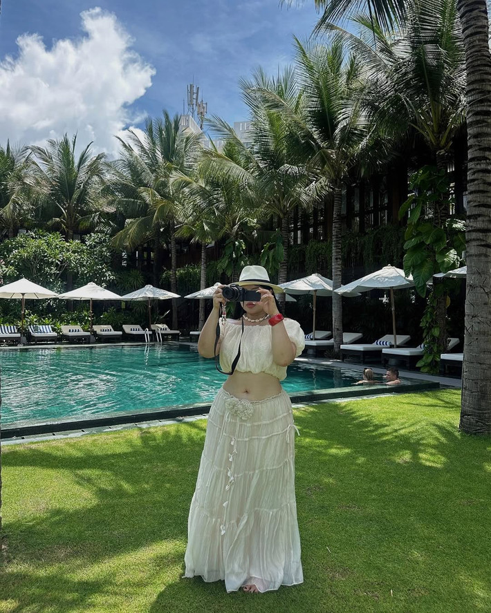 Không phải là những outfit rộng thùng thình giấu dáng, trong loạt ảnh mới đây, cô nàng Cố Hữu Vi tự tin khoe dáng với set đồ đi biển khoe vòng eo mũm mĩm nhưng đầy gợi cảm.