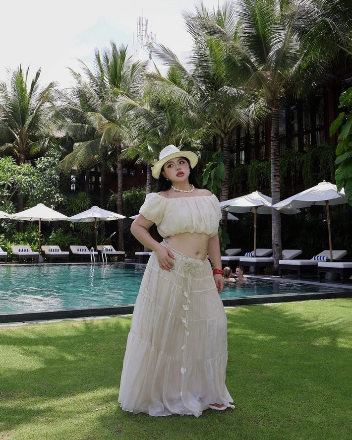 Cố Hữu Vi không ngần ngại khoe vóc dáng đậm chất “plus-size” với những màn pose dáng ấn tượng.