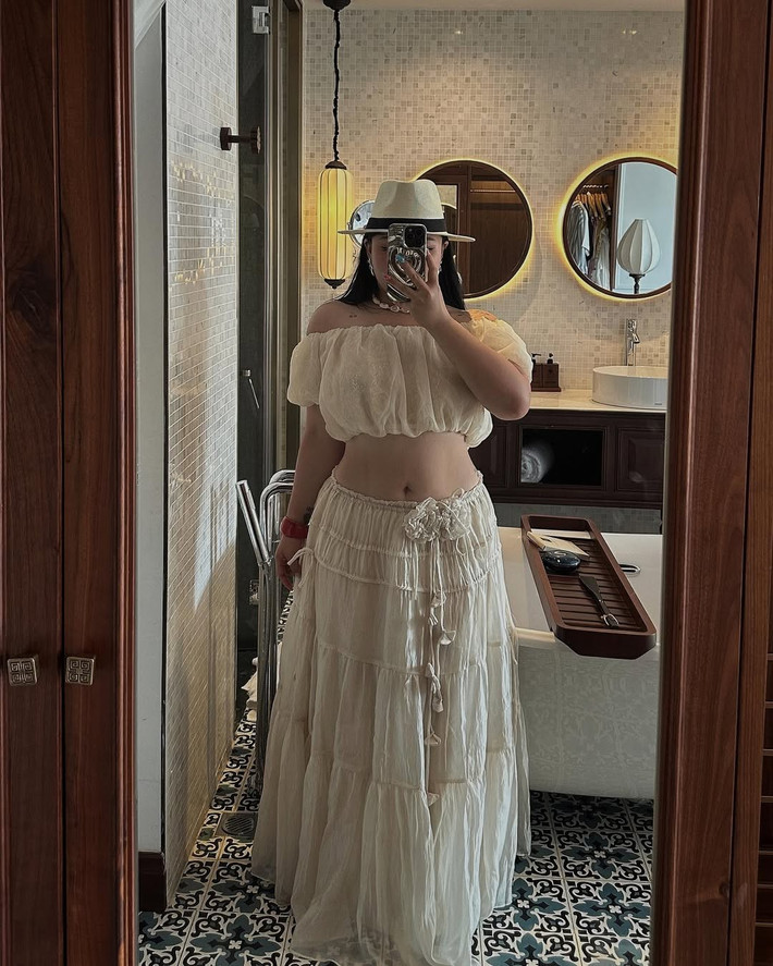 Cô thường xuyên đăng tải những hình ảnh diện trang phục gợi cảm, sang trọng, từ bikini cho đến đầm dạ hội, luôn mang thông điệp rằng: “Đẹp là khi bạn tự tin – không cần tuân theo bất kỳ chuẩn mực nào.”