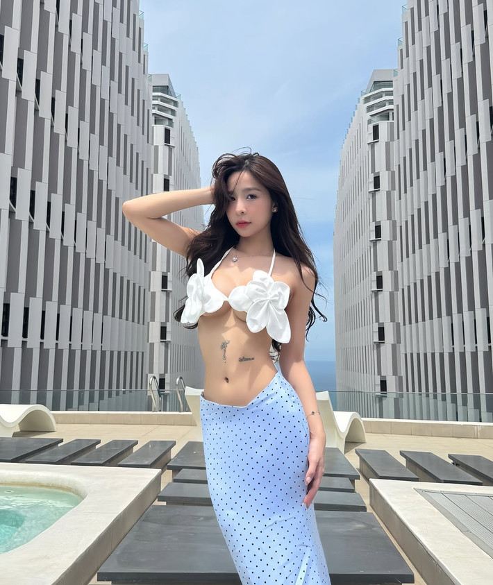 Điểm đặc biệt của chiếc váy này là thiết kế cạp chữ V ôm sát, vừa khoe được đôi chân dài miên man, vừa tạo nên sự uyển chuyển, thướt tha trong từng shoot hình. (Ảnh: IGNV)
