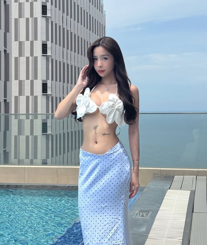 Loạt ảnh ngay lập tức thu hút hàng trăm lượt tương tác và bình luận. Đa số ý kiến đều dành lời khen ngợi cho vóc dáng thon gọn, không chút mỡ thừa và sự tự tin của Tammy Phạm. (Ảnh: IGNV)